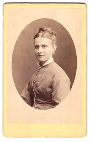 Fotografie J. N. Heinemann, Hüfingen, Elegantes Portrait einer Dame
