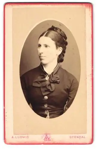 Fotografie A. Ludwig, Stendal, Halssstr. 62, Porträt einer eleganten Dame