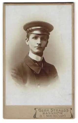 Fotografie Gebr. Strauss, Mannheim, Porträt eines Soldaten in Uniform