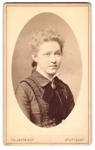 Fotografie Th. Jacob & Co, Stuttgart, Porträt einer jungen Frau