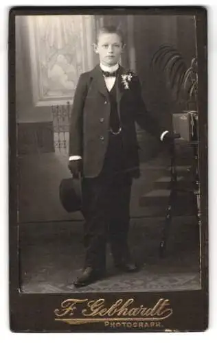 Fotografie F. Gebhardt, Treuchtlingen, Bahnhofstrasse, Junge im eleganten Anzug mit Zylinder