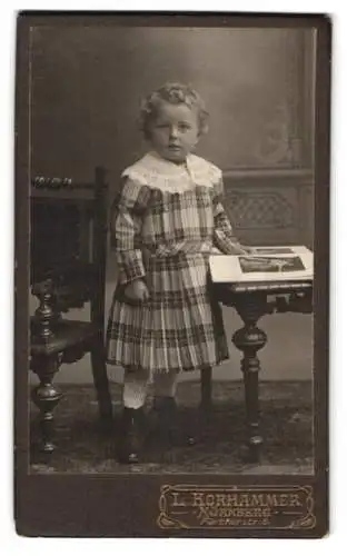 Fotografie L. Korhammer, Nürnberg, Fürtherstr. 5, Kind im karierten Kleid