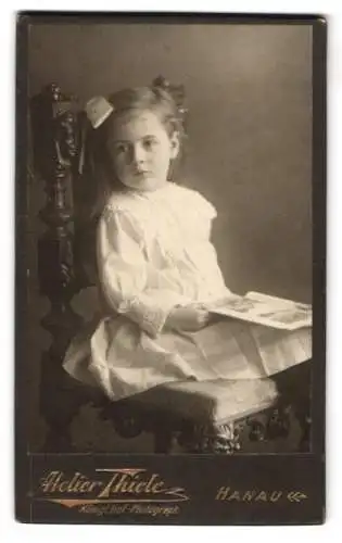 Fotografie Atelier Thiele, Hanau, Mädchen mit Schleife und Buch