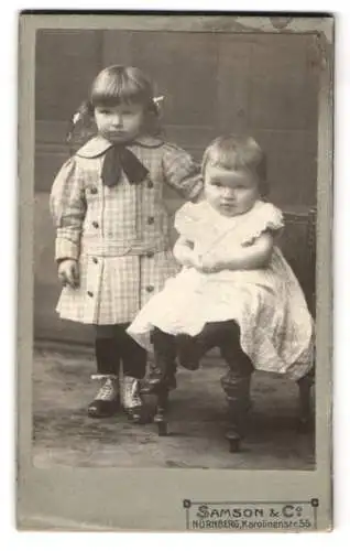 Fotografie Samson & Co., Nürnberg, Karolinenstr. 55, Zwei Kinder in feiner Kleidung