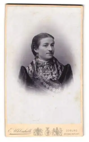 Fotografie E. Uhlenhuth, Coburg, Albertplatz, Porträt einer Dame in traditioneller Kleidung