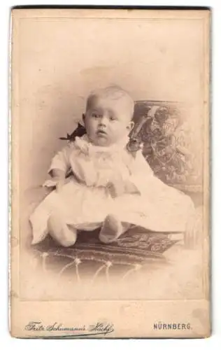 Fotografie Fritz Schumann`s Nachfolger, Nürnberg, Lauferthorgraben 21, Porträt eines Kleinkindes