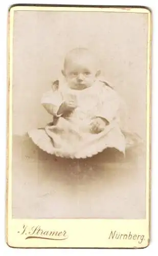 Fotografie Johann Stramer, Nürnberg, Kleinkind im weissen Kleid