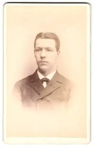 Fotografie Wilhelm Otto, Düsseldorf, Schadowstrasse 42, Porträt eines jungen Mannes