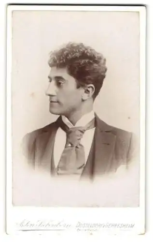 Fotografie Anton Siebenborn, Düsseldorf, Benrather Str. 8, Porträt eines eleganten jungen Mannes