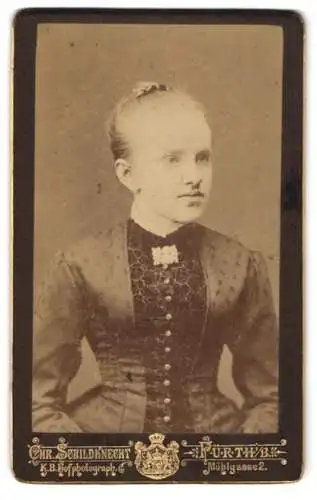 Fotografie Chr. Schildknecht, Fürth i. B., Mühlgasse 2, Porträt einer jungen Frau in tailliertem Kleid