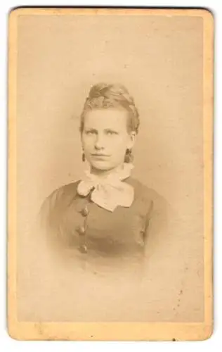 Fotografie Oscar Vogel, Ronneburg, Porträt einer Frau mit Hochsteckfrisur