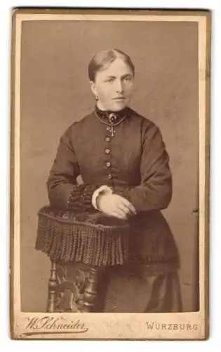Fotografie W. Schneider, Würzburg, Eichhorngasse 7, Porträt einer Frau in hochgeschlossenem Kleid