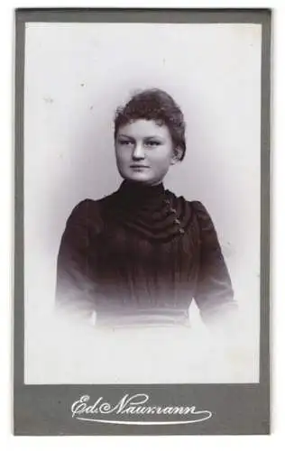 Fotografie Ed. Naumann, Meerane i. S., Augustus-Str. 33, Porträt einer jungen Frau