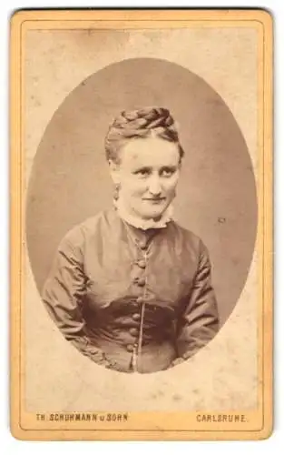 Fotografie Th. Schuhmann u. Sohn, Karlsruhe, Porträt einer Dame