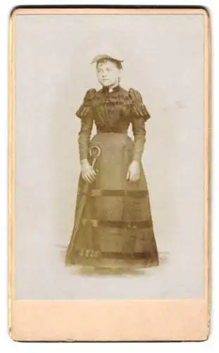 Fotografie unbekannter Fotograf und Ort, Frau im eleganten Kleid mit Hut