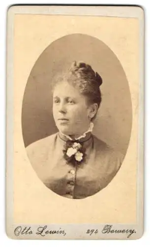 Fotografie Otto Lewin, New York, Bowery 294, Porträt einer Dame