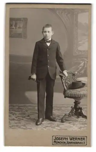 Fotografie Joseph Werner, München, Isarthorplatz 2, Junge in Anzug mit Hut