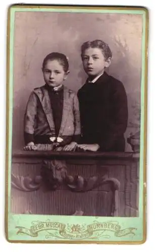 Fotografie Gebr. Muscat, Nürnberg, Mohrenstrasse 18, Zwei Kinder an einem Geländer
