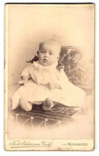 Fotografie Fritz Schumann`s Nachfolger, Nürnberg, Laufertorgraben 21, Kleinkind auf kunstvoll gemustertem Stuhl