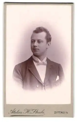 Fotografie H. Strube, Zittau i. S., Lessingstr. 14, Porträt eines jungen Mannes