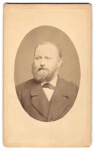 Fotografie Hubert Dung, Dresden, Waisenhaus-Strasse 30, Portrait eines bärtigen Mannes