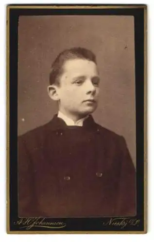 Fotografie A. H. Johannson, Niesky o. L., Junge im Anzug