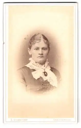 Fotografie A. Sternitzky, Braunschweig, Egidienmarkt 14, Porträt einer Frau mit Spitzenkragen