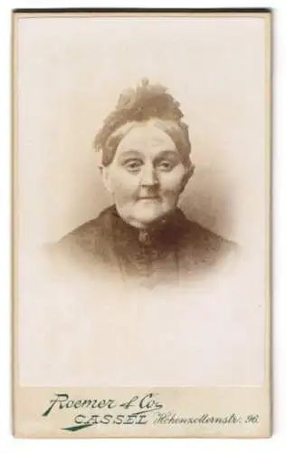 Fotografie Roemer & Co., Cassel, Hohenzollernstrasse 96, Porträt einer älteren Dame