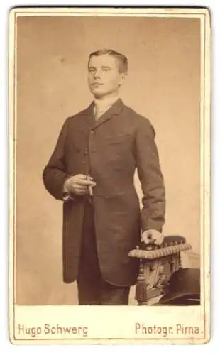 Fotografie Hugo Schwerg, Pirna, der Kirche gegenüber, Porträt eines eleganten jungen Mannes