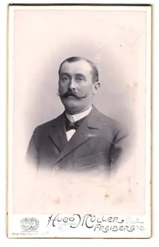 Fotografie Hugo Müller, Freiberg i. S., Fischerstrasse 29, Porträt eines Herrn mit markantem Schnurrbart