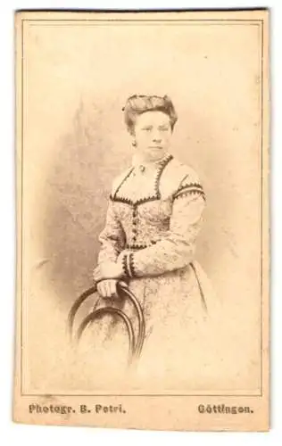 Fotografie B. Petri, Göttingen, Elegante Dame mit Stuhl