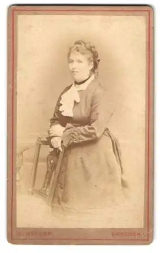 Fotografie R. Müller, Dresden, Marienstrasse 26, Dame im hochgeschlossenen Kleid