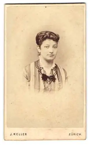 Fotografie J. Keller, Zürich, Selnaustrasse 2, Porträt einer Dame