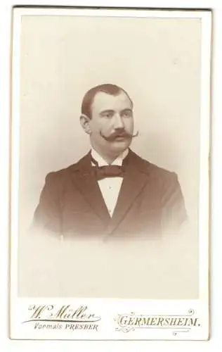 Fotografie W. Müller, Germersheim, Porträt eines eleganten Herrn mit Schnurrbart