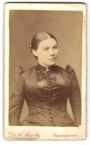 Fotografie Dr. A. Basler, Ludwigshafen, Ludwigstr. 34, Frauenporträt im tailliertem Kleid