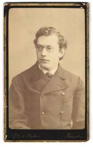 Fotografie Klotz & Bscher, Kempten, Porträt eines jungen Mannes