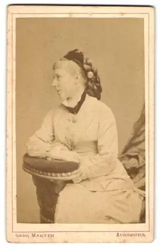 Fotografie Gebr. Martin, Augsburg, Bahnhofstrasse, Porträt einer sitzenden Dame