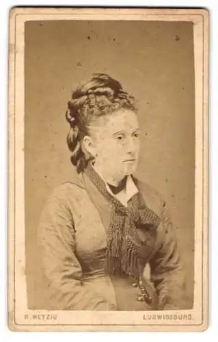 Fotografie R. Wetzig, Ludwigsburg, Stuttgarter Str. 10, Porträt einer Frau mit Hochsteckfrisur
