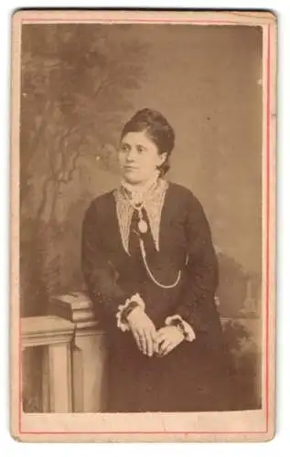 Fotografie H. Mader, Isny, Frau in elegantem Kleid
