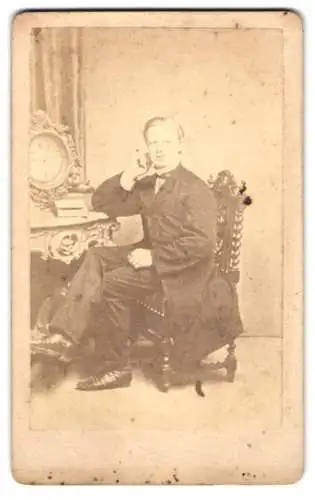Fotografie unbekannter Fotograf und Ort, Eleganter Herr in Anzug