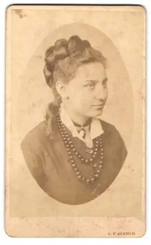 Fotografie C. F. Schmid, Reutlingen, Portrait einer Frau mit Perlenkette