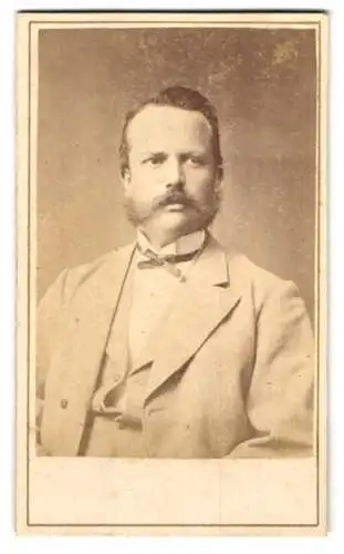 Fotografie Ferd. Lührig, Göttingen, Kurze Geismar-Strasse 2, Porträt eines Herren mit markantem Schnurrbart