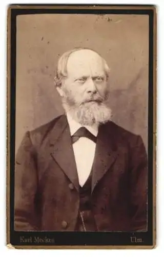 Fotografie Karl Meckes, Ulm, Ecke der Promenade und Glöcklerstrasse 11, Porträt eines Herrn mit Bart