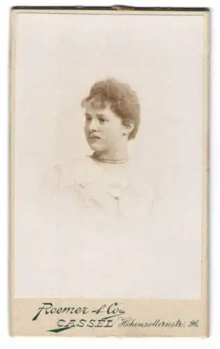 Fotografie Roemer & Co., Cassel, Hohenzollernstr. 96, Porträt einer jungen Frau