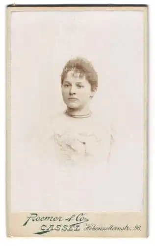 Fotografie Roemer & Co., Cassel, Hohenzollernstr. 96, Porträt einer Frau