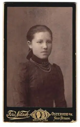 Fotografie Ferd.Nitsch, Osterode a. Harz, Neue Strasse, Porträt einer jungen Frau