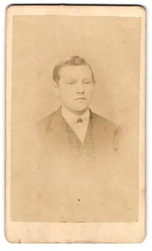 Fotografie R. Wetzig, Ludwigsburg, Stuttgarterstr. 56, Porträt eines jungen Mannes