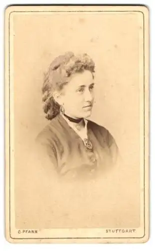 Fotografie C. Pfann, Stuttgart, Königsstrasse 27, Porträt einer Frau