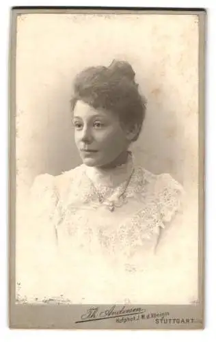 Fotografie Th. Andersen, Stuttgart, Charlottenstrasse 8, Porträt einer jungen Frau
