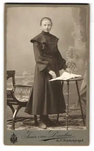 Fotografie Jean van Daalen, Gmünd, Marktplatz, Mädchen im langen Kleid